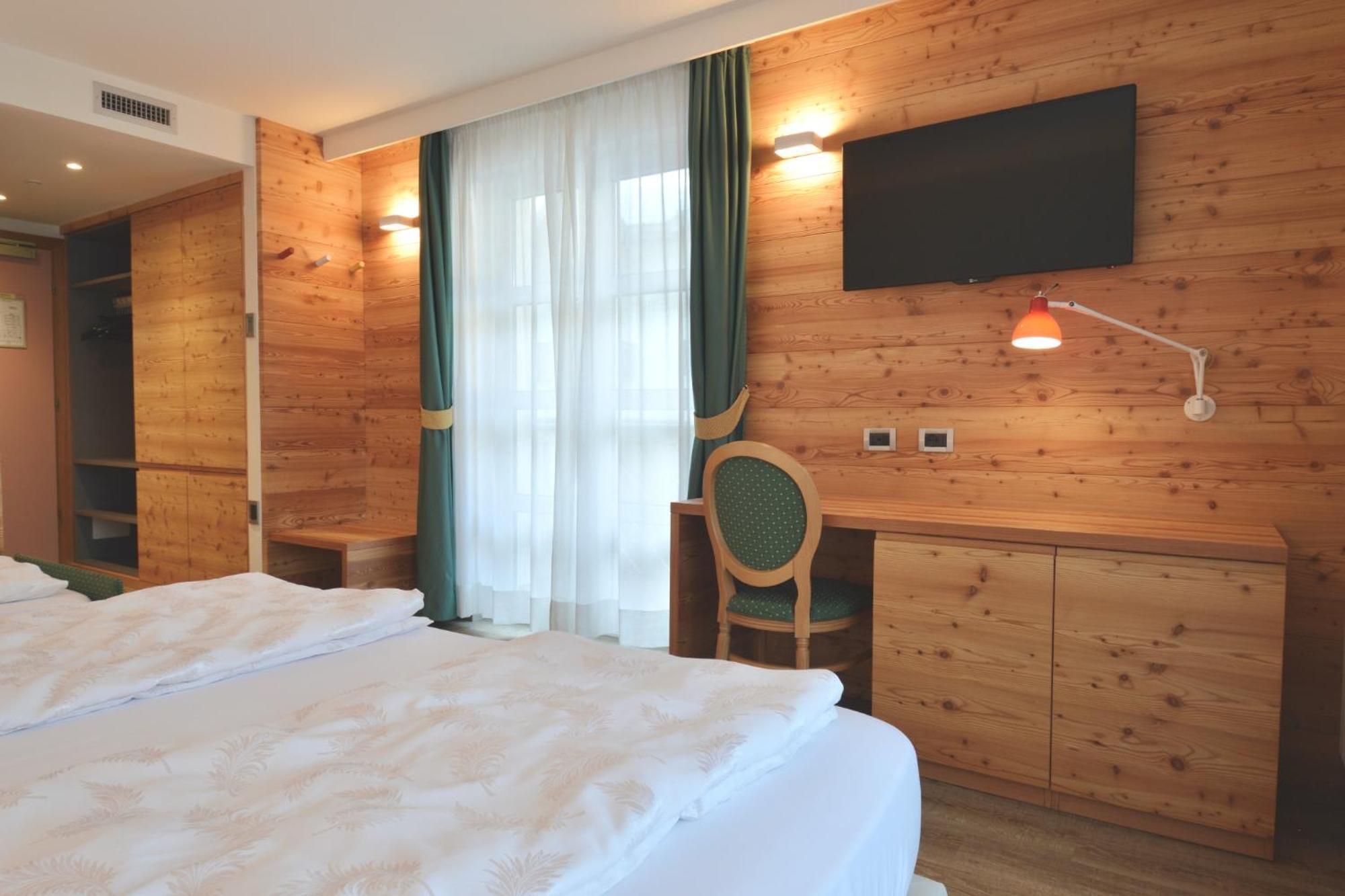 Alpholiday Dolomiti Wellness & Family Hotel Dimaro Szoba fotó