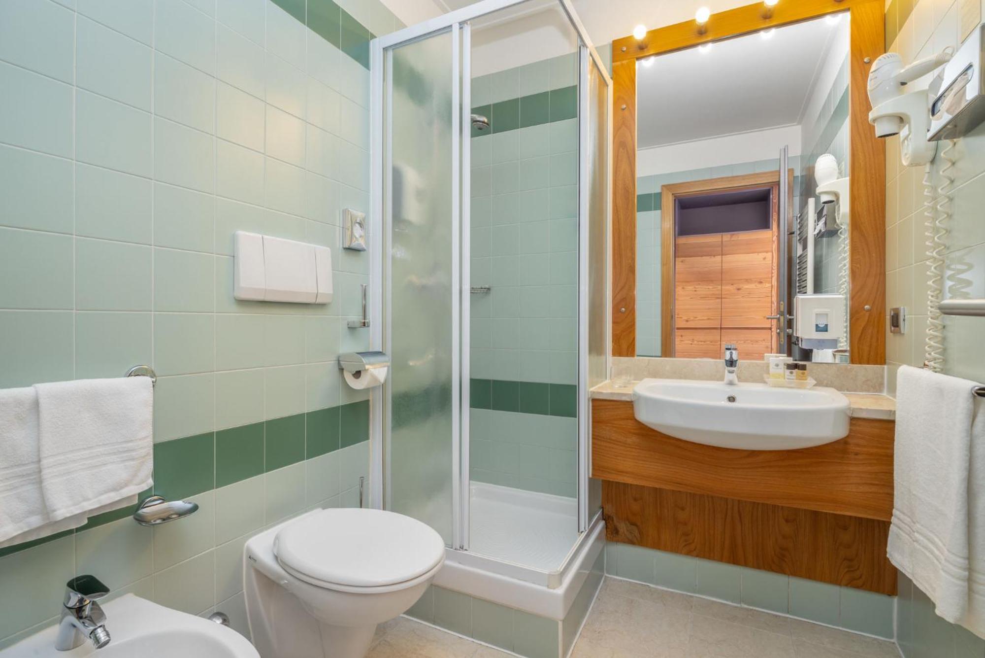 Alpholiday Dolomiti Wellness & Family Hotel Dimaro Szoba fotó
