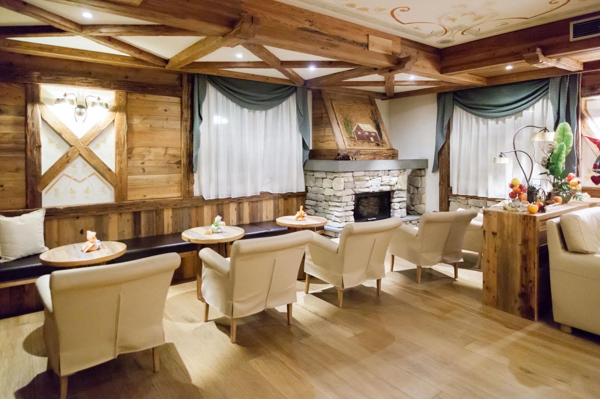 Alpholiday Dolomiti Wellness & Family Hotel Dimaro Kültér fotó