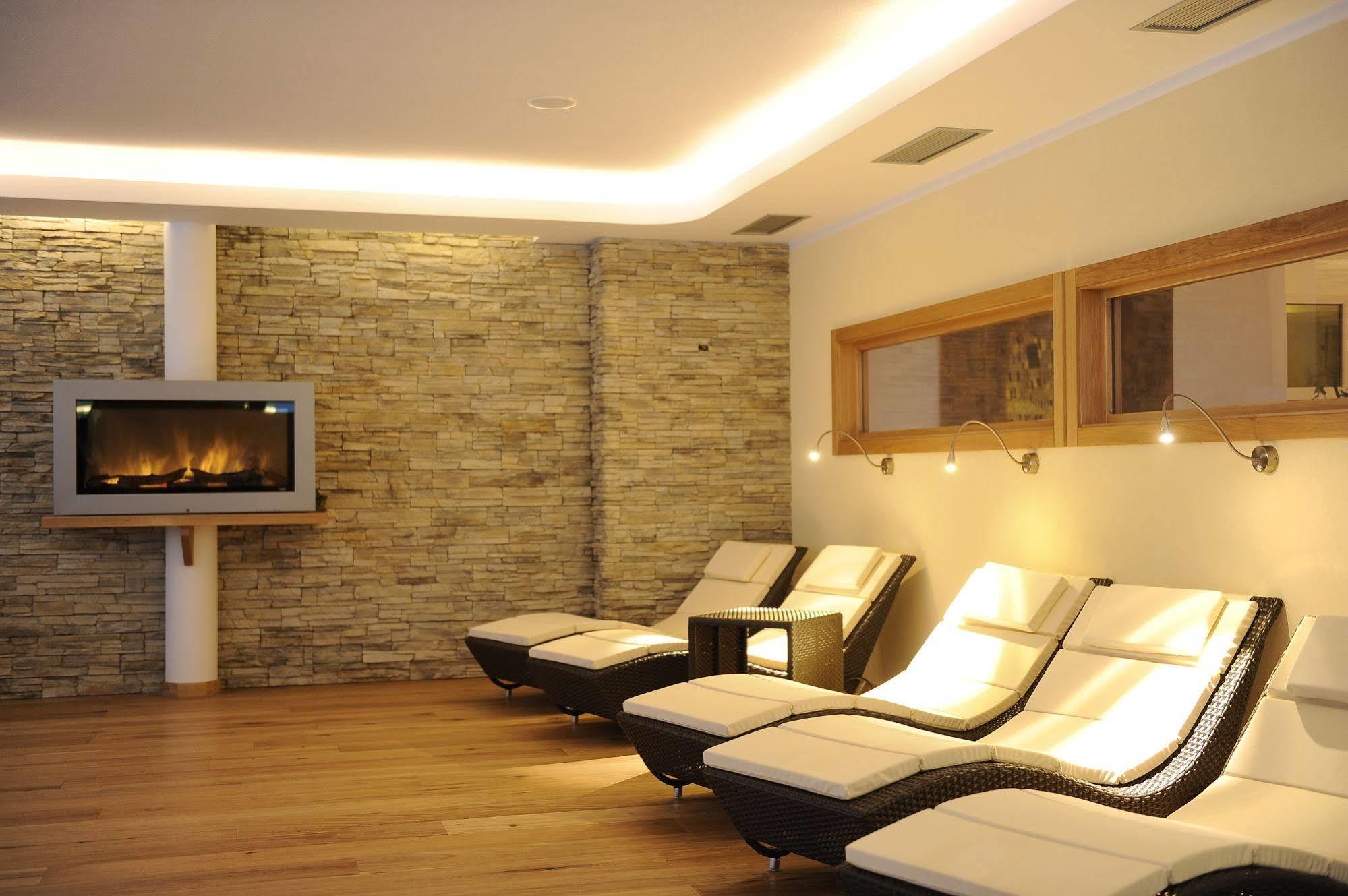 Alpholiday Dolomiti Wellness & Family Hotel Dimaro Kültér fotó